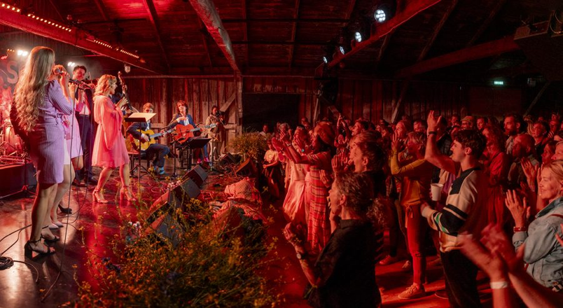 A welcoming live music audience